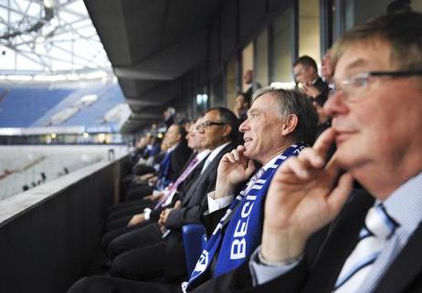 Bundespräsident Horst Köhler (2.v.r) bei einer Trainingseinheit junger Spieler in der Veltins Arena (r. Josef Schnusenberg, Vorstandsvorsitzender von Schalke 04 und Manager und Trainer Felix Magath, l. daneben).