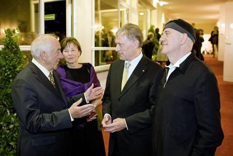 Bundespräsident Horst Köhler und seine Frau Eva Luise im Gespräch mit Dieter Hallervorden, Intendant des Schlosspark-Theaters (l.) und Schauspieler Ilja Richter (r.) am Rande der Eröffnungs-Premiere.