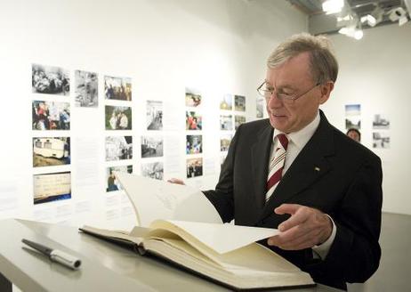 Bundespräsident Horst Köhler blättert im Gästebuch der Sonderausstellung "Wir waren so frei... Momentaufnahmen 1989/1990" im Museum für Film und Fernsehen.