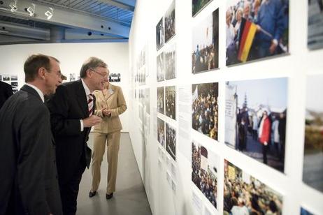 Bundespräsident Horst Köhler (r.) im Gespräch mit Rainer Rother, Künstlerischer Direktor der Deutschen Kinemathek, in der Sonderausstellung "Wir waren so frei... Momentaufnahmen 1989/1990" mit Fotos aus der Wendezeit von Privatpersonen im Museum für Film 