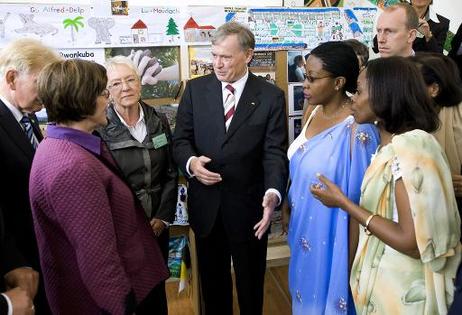 Bundespräsident Horst Köhler (M.) im Gespräch im Gemeinschafts-Zelt des Ruanda-Freundeskreises Landkreis Vulkaneifel und der Pfarrei Ludwigshafen - Maudach - Rwankuba (r.: Christine Nkulikiyinka, Botschafterin Ruandas; 2.v.r.: Marie Christine Nyatanyi, St