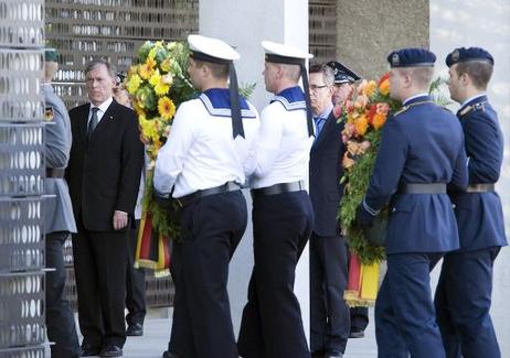 Bundespräsident Horst Köhler und Thomas de Maizière, Bundesminister für besondere Aufgaben und Chef des Bundeskanzleramtes (v.l.), während einer Kranzniederlegung bei der Einweihung des zentralen Ehrenmals der Bundeswehr.