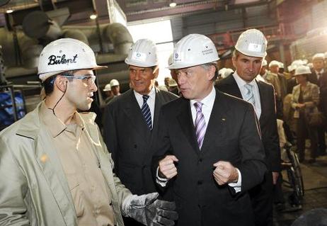 Bundespräsident Horst Köhler (M.) im Gespräch mit Stahwerkern bei einem Rundgang in der ThyssenKrupp AG.