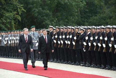Bundespräsident Horst Köhler (l.) empfängt Gjorge Ivanov, Präsident Mazedoniens, mit militärischen Ehren im Schloss Bellevue.