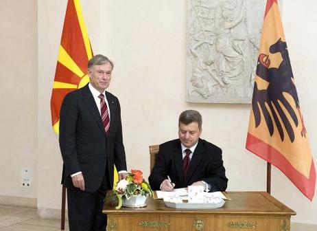 Bundespräsident Horst Köhler empfängt Gjorge Ivanov, Präsident Mazedoniens (trägt sich in das Gästebuch ein), zu einem Gespräch im Schloss Bellevue.
