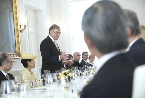 Bundespräsident Horst Köhler während einer Tischrede anlässlich eines Empfangs für Prinz und Prinzessin Hitachi von Japan (beide l.) im Schloss Bellevue.