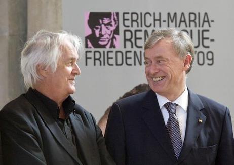 Bundespräsident Horst Köhler (r.) im Gespräch mit dem schwedischen Schriftsteller Henning Mankell, am Rande der Verleihung des Maria-Remarque-Friedenspreises.
