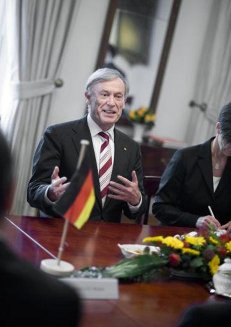 Bundespräident Horst Köhler bei einem Gespräch mit Xi Jinping, stellvertretender chinesischer Staatspräsident, in Schloss Bellevue (mit Fahne).