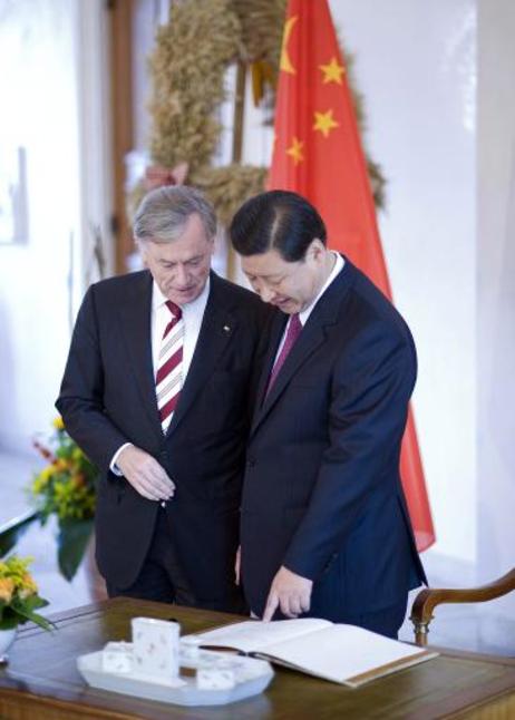 Bundespräident Horst Köhler und Xi Jinping. stellvertretender chinesischer Staatspräsident, betrachten in Schloss Bellevue das Gästebuch.