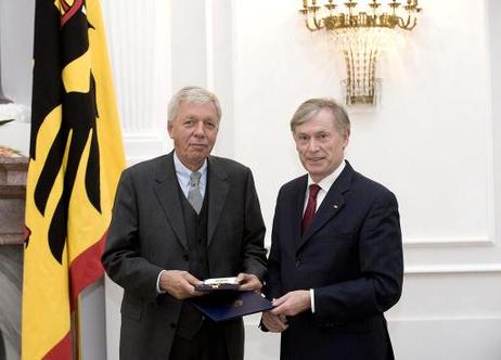 Bundespräsident Horst Köhler verleiht den Verdienstorden der Bundesrepublik Deutschland an Werner Müller, Bundesminister für Wirtschaft a.D.