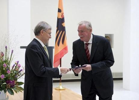 Bundespräsident Horst Köhler übergibt Staatssekretär Gert Haller seine Enlassungsurkunde.