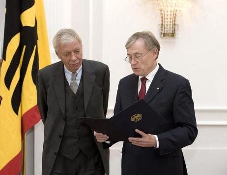 Bundespräsident Horst Köhler verleiht den Verdienstorden der Bundesrepublik Deutschland an Werner Müller, Bundesminister für Wirtschaft a.D.