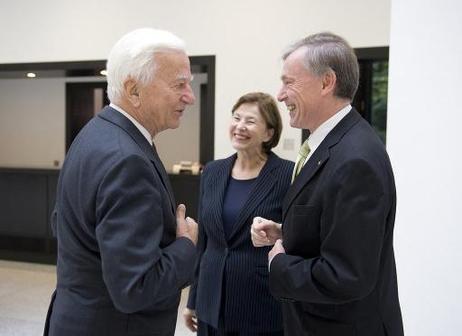 Bundespräsident Horst Köhler (r.) im Gespräch mit Altbundespräsident Richard von Weizsäcker (mit dabei Eva Luise Köhler, Ehefrau des Bundespräsidenten).