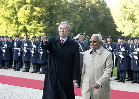 Bundespräsident Horst Köhler (l.) empfängt , Pedro Pires, Präsident der Republik Kap Verde, mit militärischen Ehren im Schloss Bellevue.