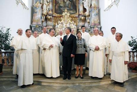 Bundespräsident Horst Köhler und seine Frau Eva Luise mit Mitgliedern des Konvents in der Kirche des Prämonstratenserkloster Roggenburg.