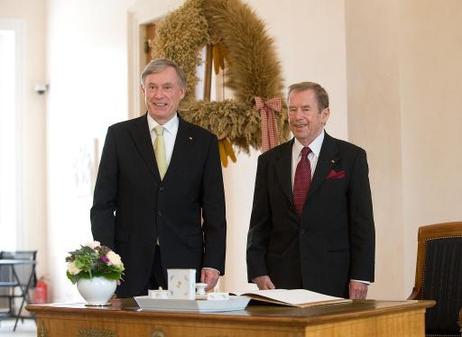 Bundespräsident Horst Köhler (l.) empfängt Václav Havel, ehemaliger Präsident der Tschechischen Republik, zu einem Gespräch im Schloss Bellevue (i.H.: Erntekrone).