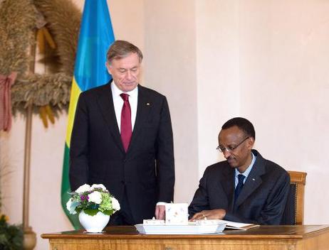 Bundespräsident Horst Köhler empfängt Paul Kagame, Präsident Ruandas (trägt sich in das Gästebuch ein), zu einem Gespräch im Schloss Bellevue.