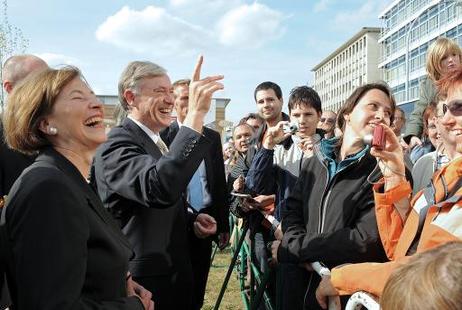 Bundespräsident Horst Köhler und seine Frau Eva Luise im Gespräch mit Zuschauern am Tag der Deutschen Einheit in Saarbrücken.