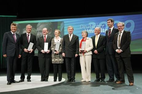 Bundespräsident Horst Köhler (M.) mit Preisträgern und Veranstaltern des Deutschen Umweltpreises (v.l.: Fritz Brickwedde, Generalsekretär Deutsche Stiftung Umwelt; Bo Barker Joergensen; Carsten Bührer; Petra Bültmann-Steffin; Michael Müller, Parlamentaris