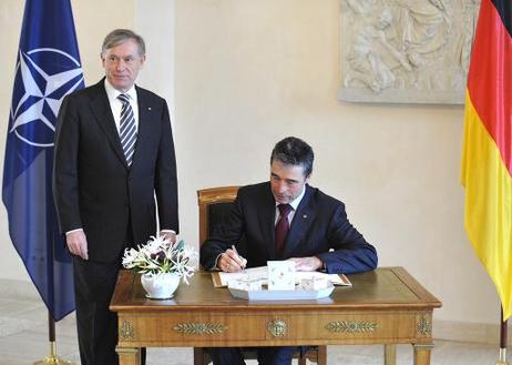 Bundespräsident Horst Köhler (l.) empfängt Anders Fogh Rasmussen, Generalsekretär der NATO (trägt sich in das Gästebuch ein), zu einem Gespräch im Schloss Bellevue.