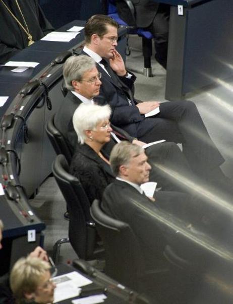 Gedenkstunde im Deutschen Bundestag zu Ehren der Toten beider Weltkriege und der Opfer des Nationalsozialismus (1.R.v.l.: Bundespräsident Horst Köhler; Gerda Hasselfeldt, Vizepräsidentin des Deutschen Bundestages; Jens Böhrnsen, Präsident des Bundesrates;