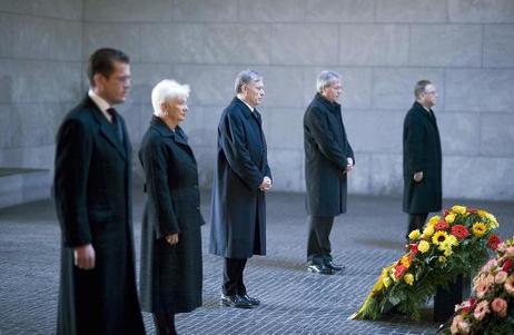 Karl-Theodor zu Guttenberg, Bundesminister der Verteidigung; Gerda Hasselfeldt, Vizepräsidentin des Deutschen Bundestages; Bundespräsident Horst Köhler; Jens Böhrnsen, Präsident des Bundesrates; Hans-Jürgen Papier, Präsident des Bundesverfassungsgerichts 