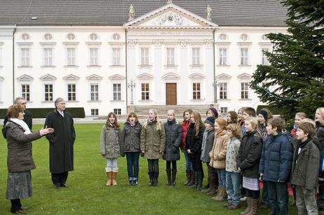 Bundespräsident Horst Köhler (3.v.l.) mit Schülern des Lise-Meitner-Gymnasiums aus Falkensee beim Adventssingen vor Schloss Bellevue.