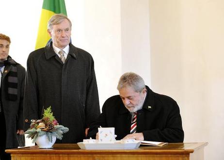 Bundespräsident Horst Köhler (l.) empfängt Luiz Inácio Lula da Silva, Präsident Brasiliens (trägt sich in das Gästebuch ein), zu einem Gespräch im Schloss Bellevue.