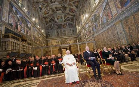 Bundespräsident Horst Köhler und seine Frau Eva Luise mit Papst Bendikt XVI. vor einem Konzert in der Sixtinischen Kapelle.