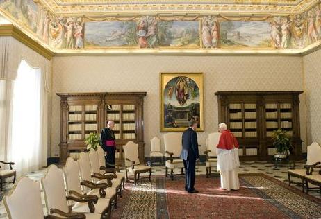 Bundespräsident Horst Köhler wird von Papst Bendikt XVI. in der Privatbibliothek im Vatikan zu einem Gespräch empfangen.