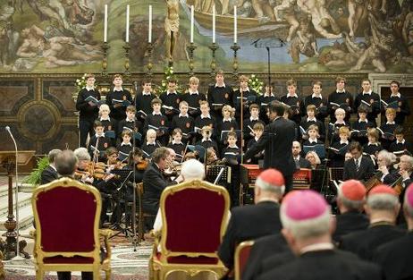 Bundespräsident Horst Köhler und Papst Bendikt XVI. (beide vorn) während eines Konzerts der Augsburger Domsingknaben und des Münchener Residenzkammerorchesters in der Sixtinischen Kapelle.