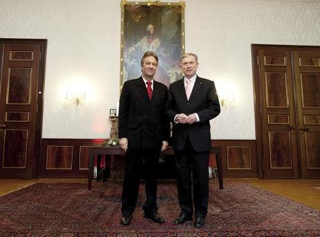 Bundespräsident Horst Köhler wird von Jürgen Nimptsch, Oberbürgermeister der Stadt Bonn, im Bonner Rathaus empfangen.