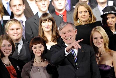 Bundespräsident Horst Köhler mit Auszubildenden während der Veranstaltung "Azubis 2009 - Unsere Besten" im Palais am Funkturm.