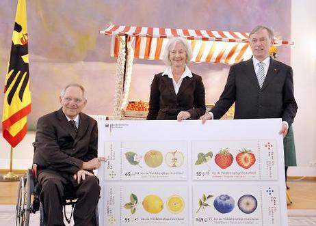 Bundespräsident Horst Köhler (r.) und Wolfgang Schäuble, Bundesminister der Finanzen (l.) bei der Vorstellung der neuen Wohlfahrtsmarken (M.: Donata Schenck zu Schweinsberg, Präsidentin der Bundesarbeitsgemeinschaft der Freien Wohlfahrtspflege).