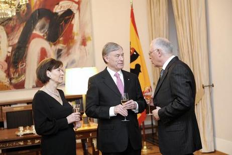 Bundespräsident Horst Köhler (M.) und seine Frau Eva Luise empfangen Günter Verheugen, Vizepräsident der Europäischen Kommission und EU-Kommissar für Unternehmen und Industrie, zu einem Abendessen im Schloss Bellevue.