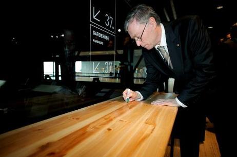 Bundespräsident Horst Köhler gibt ein Autogramm auf einem Tisch des Kulturhauptstadtprojekts "Still-Leben Ruhrschnellweg" während eines Rundgangs durch das neue Ruhr Museum am Rande der Feierlichkeiten zur Eröffnung der Kulturhauptstadt "Ruhr.2010".