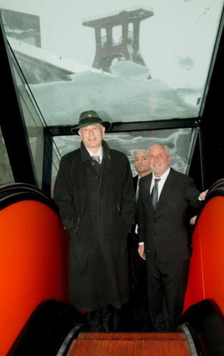 Bundespräsident Horst Köhler (l.) und Ulrich Borsdorf, Direktor des Ruhrland-Museums Essen (r.), auf einer Rolltreppe des neuen Ruhr Museum am Rande der Feierlichkeiten zur Eröffnung der Kulturhauptstadt "Ruhr.2010" (i.H.: Förderturm der Zeche Zollverein)