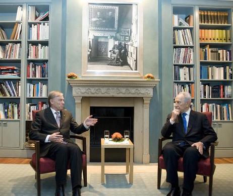 Bundespräsident Horst Köhler (l.) im Gespräch mit Shimon Peres, Präsident Israels, im Max-Liebermann-Haus.
