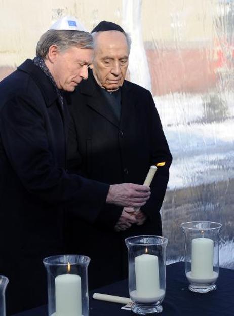 Bundespräsident Horst Köhler (l.) und Shimon Peres, Präsident Israels, zünden eine Kerze an bei einer Kranzniederlegung an der Gedenkstätte am Gleis 17 in Berlin-Grunewald.