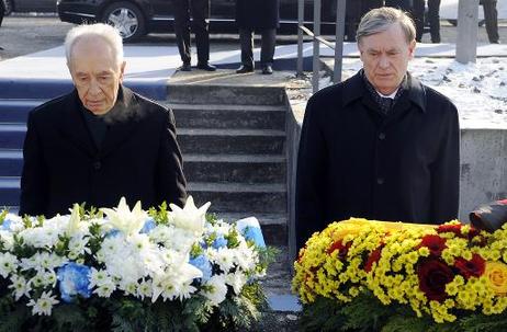 Bundespräsident Horst Köhler (r.) und Shimon Peres, Präsident Israels, legen Kränze nieder an der Gedenkstätte am Gleis 17 in Berlin-Grunewald.