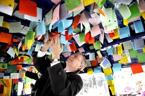 Bundespräsident Horst Köhler liest die Wunschzettel von Kindern für die Mädchen und Jungen in der Einen Welt in einem Taxi-Bus aus dem Senegal, der für das Anliegen der Sternsinger wirbt.