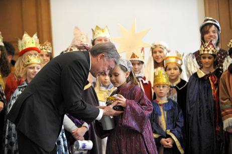 Bundespräsident Horst Köhler (erhält ein Geschenk) empfängt Sternsinger aus der Gemeinde St. Salvator in Berlin-Lichtenrade im Schloss Bellevue.