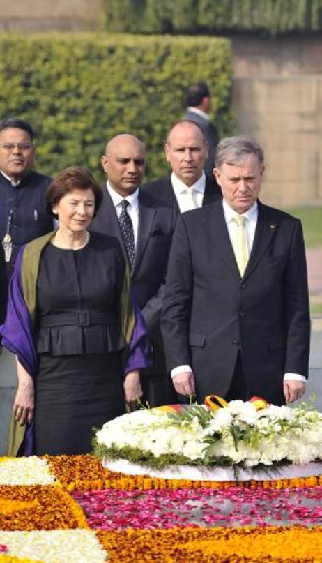 Bundespräsident Horst Köhler und seine Frau Eva Luise legen an der Einäscherungsstätte Mahatma Gandhis Raj Ghat einen Kranz nieder.