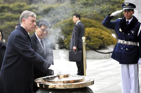 Bundespräsident Horst Köhler und seine Frau Eva Luise legen auf dem Nationalfriedhof in Seoul in Südkorea einen Kranz nieder und geben Räucherstäbchen in ein Rauchbecken.