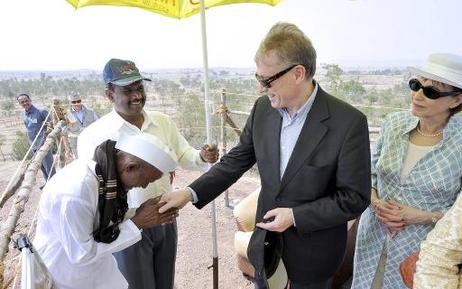 Bundespräsident Horst Köhler und seine Frau Eva Luise werden von einem Dorfbewohner begrüßt bei einem Besuch des "Watershed Organization Trust" (WOTR), ein Entwicklungszusammenarbeits-Projekt der Bundesrepublik Deutschland und Indien.