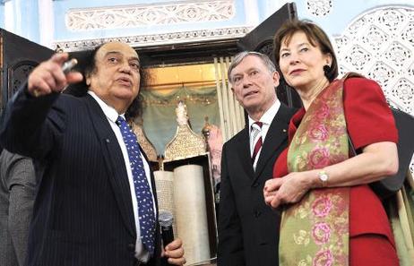 Bundespräsident Horst Köhler und seine Frau Eva Luise im Gespräch mit Solomon Sopher, Vorsitzender der Gemeinde, in der jüdische Synagoge Keneseth Eliyahoo.