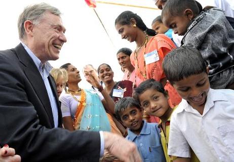 Bundespräsident Horst Köhler mit Kindern bei einem Besuch des "Watershed Organization Trust" (WOTR), ein Entwicklungszusammenarbeits-Projekt der Bundesrepublik Deutschland und Indien.