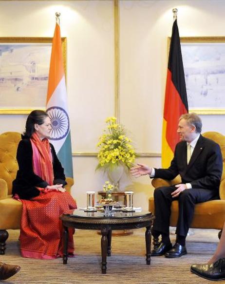 Bundespräsident Horst Köhler im Gespräch mit Sonia Gandhi, Vorsitzende der Kongresspartei und Regierungskoalition (United Progressive Alliance), im Hotel Taj Mahal.