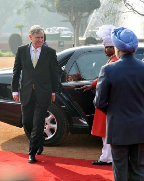 Bundespräsident Horst Köhler wird von Manmohan Singh, Premierminister Indiens (r.), vor dem Präsidentenpalast Rashtrapati Bhavan zu einem Staatsbankett empfangen.