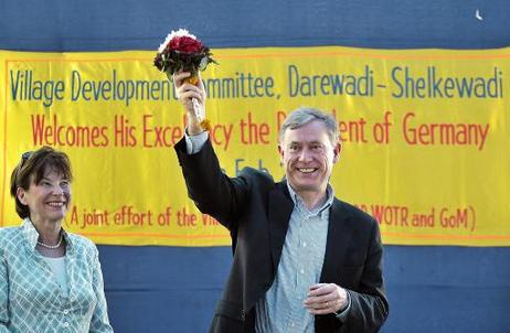 Bundespräsident Horst Köhler (mit Blumenstrauß) und seine Frau Eva Luise bei einem Besuch des "Watershed Organization Trust" (WOTR), ein Entwicklungszusammenarbeits-Projekt der Bundesrepublik Deutschland und Indien.